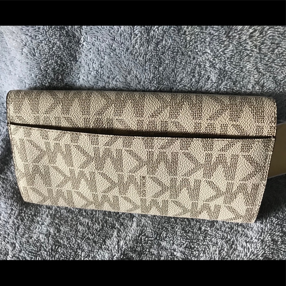 MK SATCHEL - Picture 2 of 3